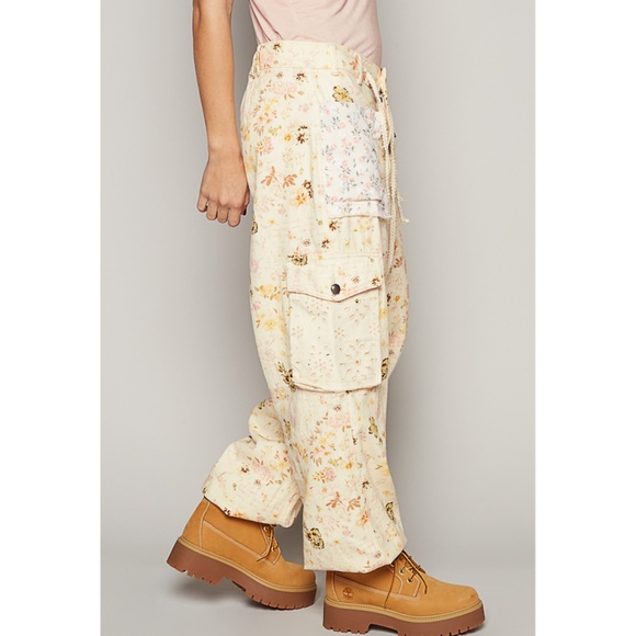 🌟 “The Chloe" Natural Floral Print Cargo Pants - Picture 4 of 5